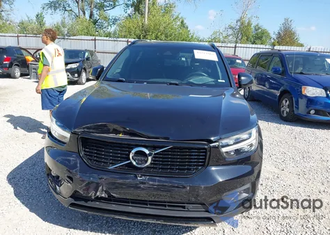 2021 Volvo Xc40 T5 R-Design z USA, uszkodzony, nr VIN YV4162UM3M2576085